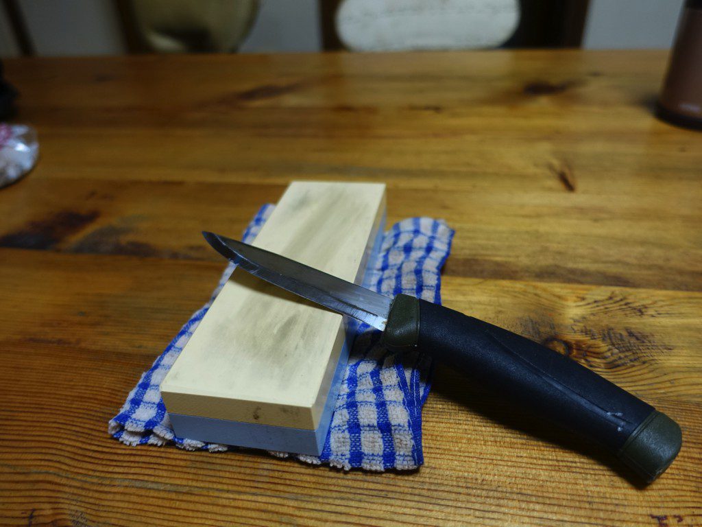 サバイバルナイフ モーラナイフの刃を砥石を使用して研ぐ方法 Nature Drive